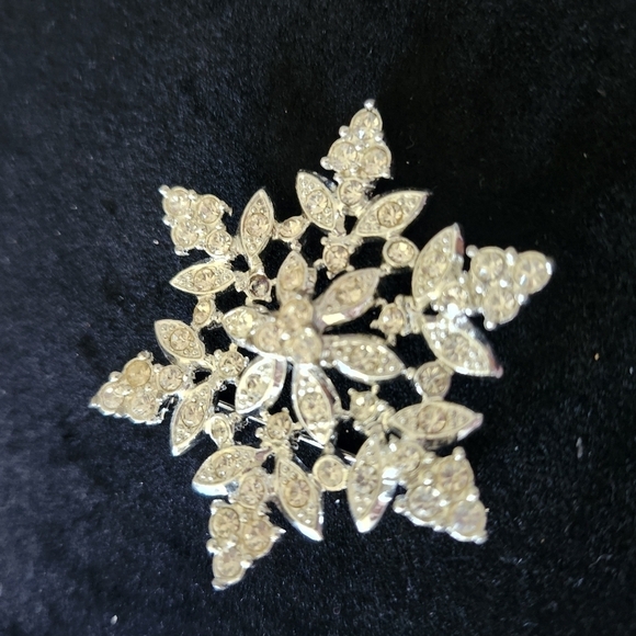 Intricate Silver Snowflake Brooch with Gemstones - Picture 1 of 3